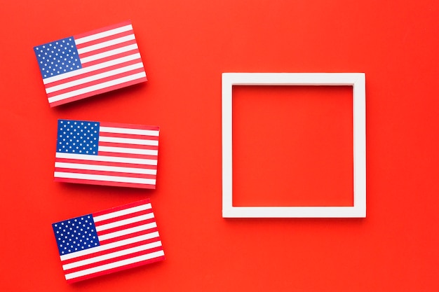 Vista superior de banderas americanas con marco
