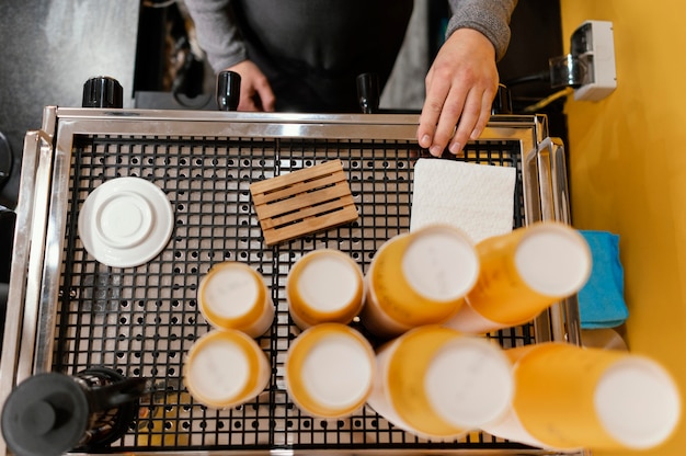 Vista superior del barista masculino en la máquina de café profesional