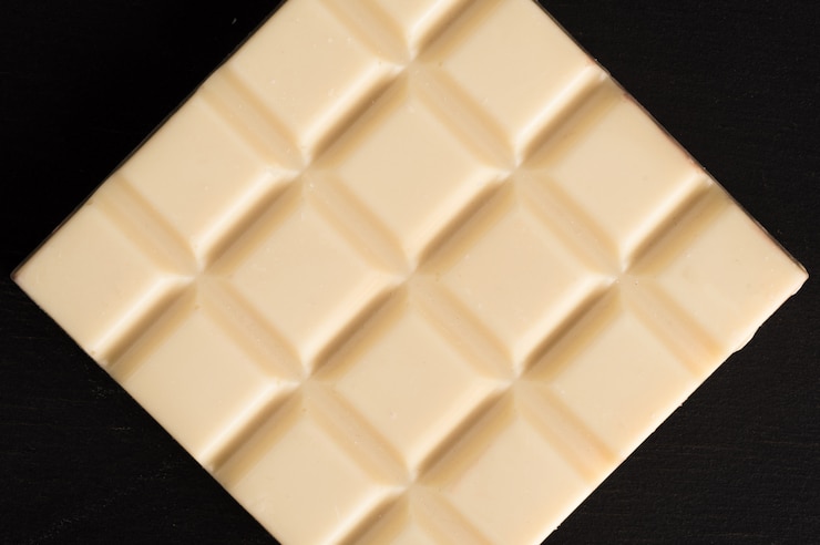 Foto gratuito vista superior de una barra de chocolate blanco