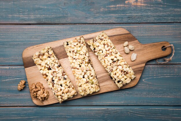 Foto gratuita vista superior de la barra de muesli en mesa de madera