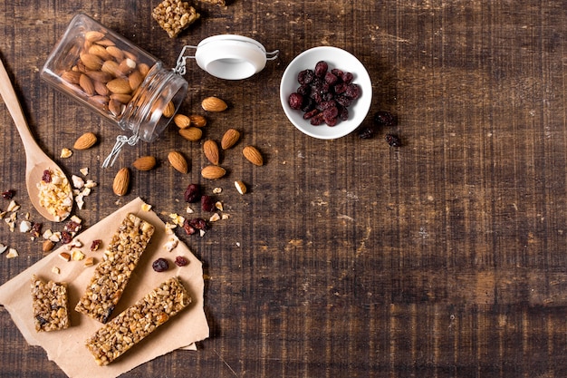 Foto gratuita vista superior de barras de cereal con copia espacio y almendras