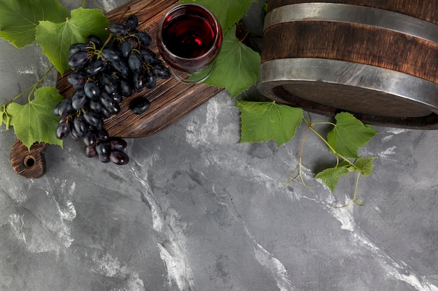 Foto gratuita vista superior barril de vino sobre fondo de mármol