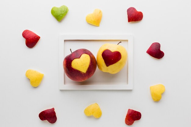 Vista superior del bastidor con forma de corazón de manzanas y frutas