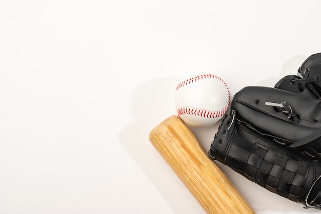 Vista superior del bate de béisbol con guante y pelota