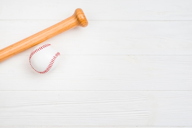 Vista superior de béisbol y bate de madera