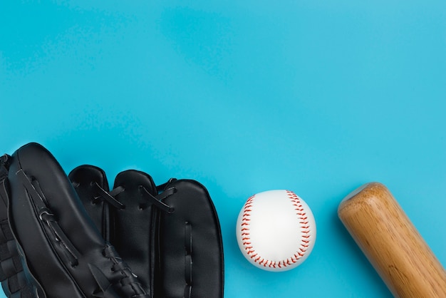 Foto gratuita vista superior de béisbol con mal y guantes