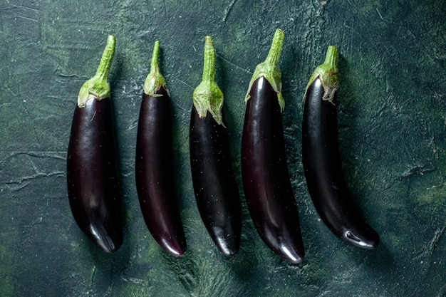 Vista superior berenjena negra sobre una superficie oscura vegetal comida fresca ensalada comida color pimienta madura