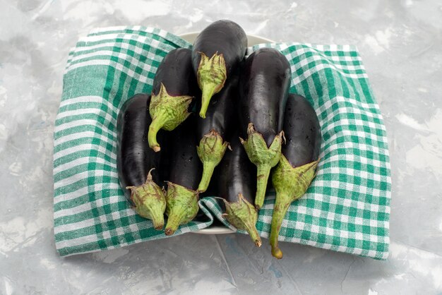 Foto gratuita vista superior berenjenas crudas frescas sobre el fondo blanco comida comida plato cocina vegetal