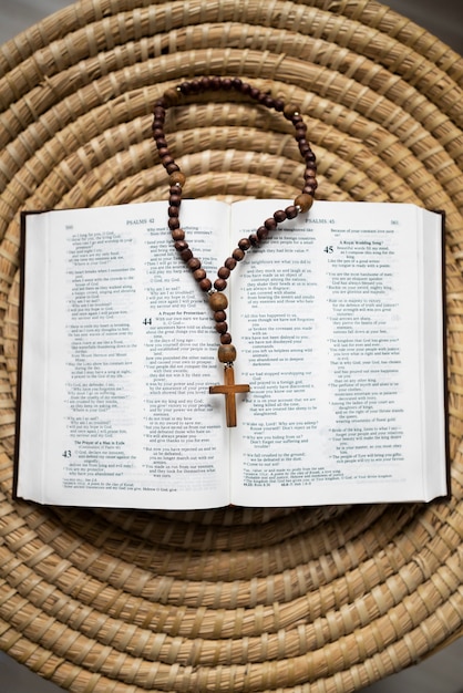 Vista superior biblia abierta y arreglo de rosario