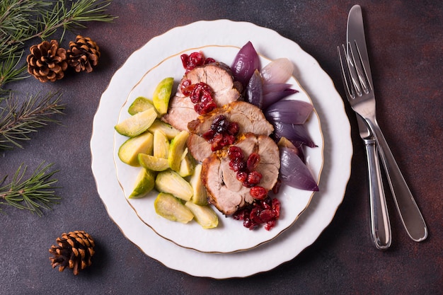 Vista superior del bistec de navidad en un plato con cubiertos