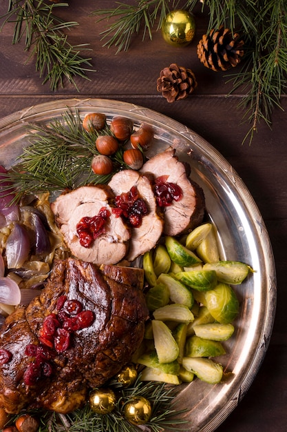 Vista superior del bistec de navidad en un plato con decoración de piñas