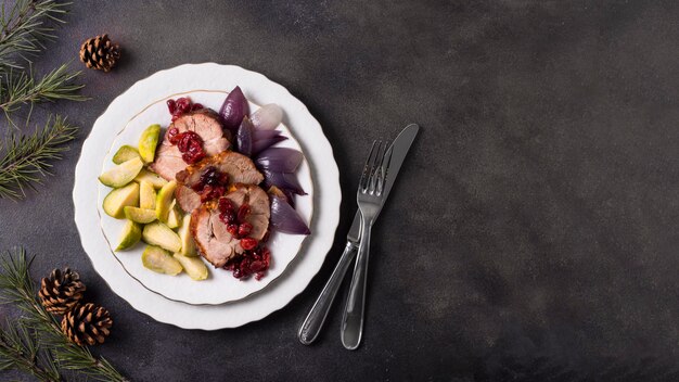 Vista superior del bistec de navidad en un plato con espacio de copia