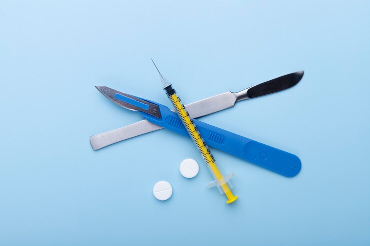 Foto gratuito vista superior del bisturí médico con otros instrumentos para medicina