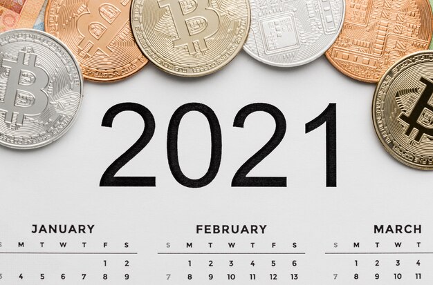 Vista superior de bitcoins en el surtido del calendario 2021