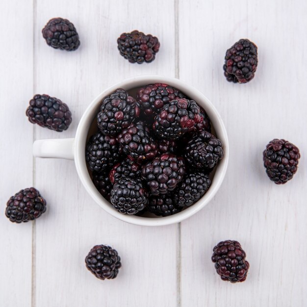 Vista superior de blackberry en un vaso sobre una superficie blanca