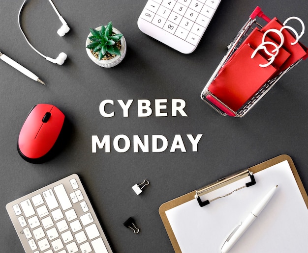 Vista superior del bloc de notas con carrito de compras y calculadora para cyber monday