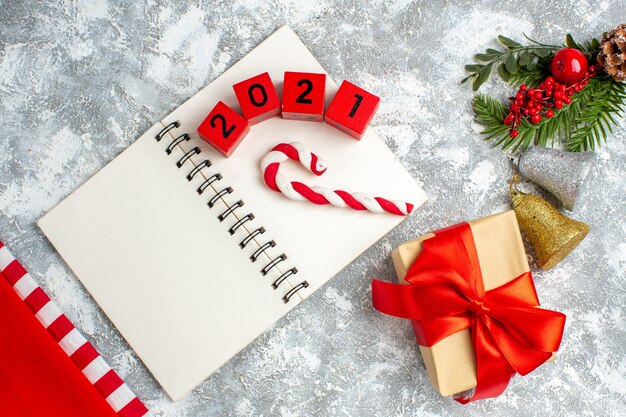 Vista superior de bloques de madera dulces de Navidad en los detalles de Navidad del cuaderno sobre fondo blanco gris