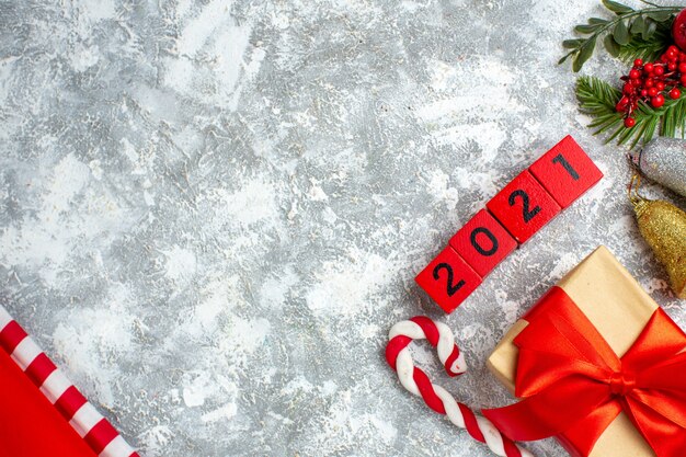 Vista superior de bloques de madera roja detalles de Navidad en mesa blanca gris con espacio de copia