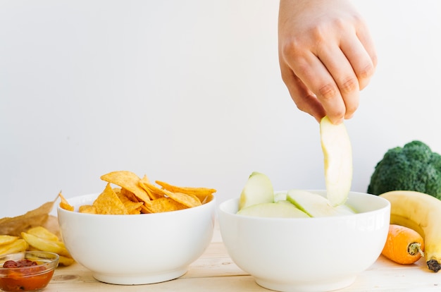 Vista superior bol de manzana vs bol de nachos