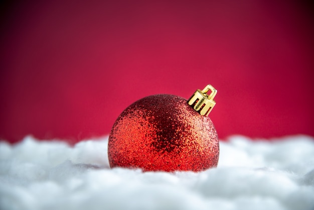 Foto gratuita vista superior bola roja del árbol de navidad en el espacio libre de la mesa roja aislada