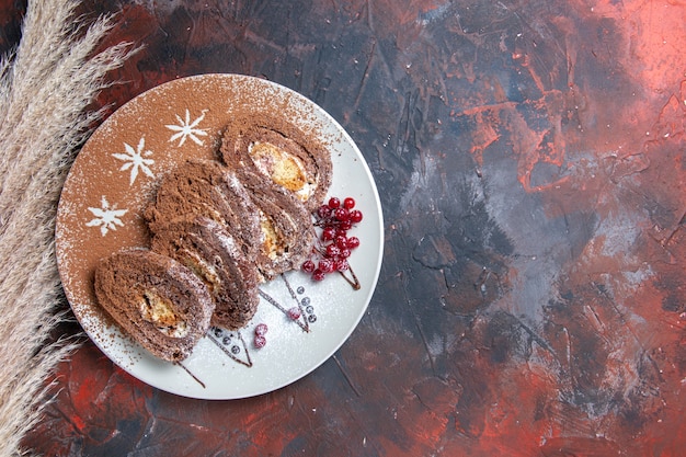 Vista superior de bollos de galletas dulces en rodajas pasteles cremosos