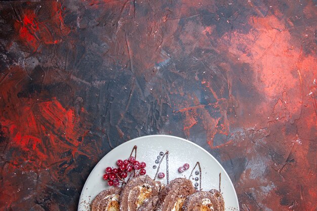 Vista superior de bollos de galletas dulces en rodajas pasteles cremosos