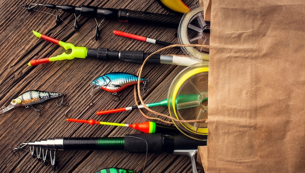 Vista superior de la bolsa de papel con elementos esenciales de pesca