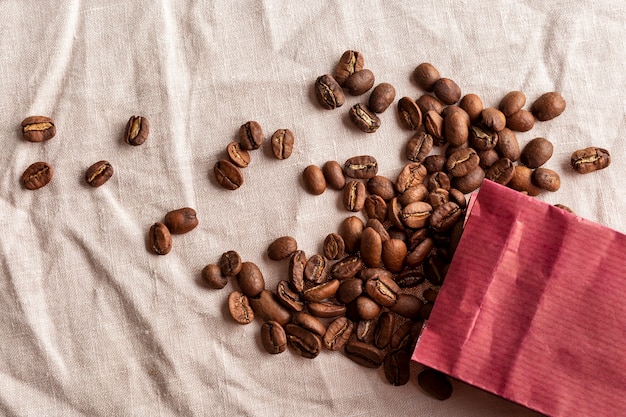 Vista superior bolsa de papel con granos de café orgánicos.