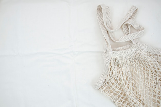 Vista superior bolsa de red de algodón sobre fondo blanco.