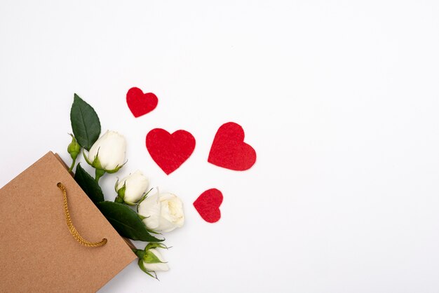 Vista superior de la bolsa de regalo con rosas y corazones