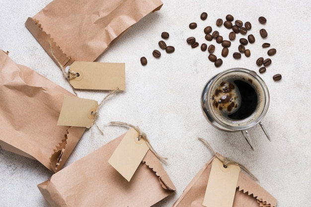 Vista superior de bolsas de café y papel con etiquetas