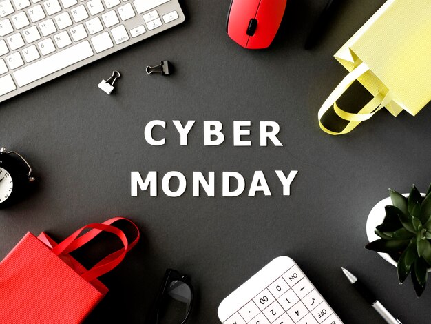 Vista superior de bolsas de compras con teclado y mouse para cyber monday