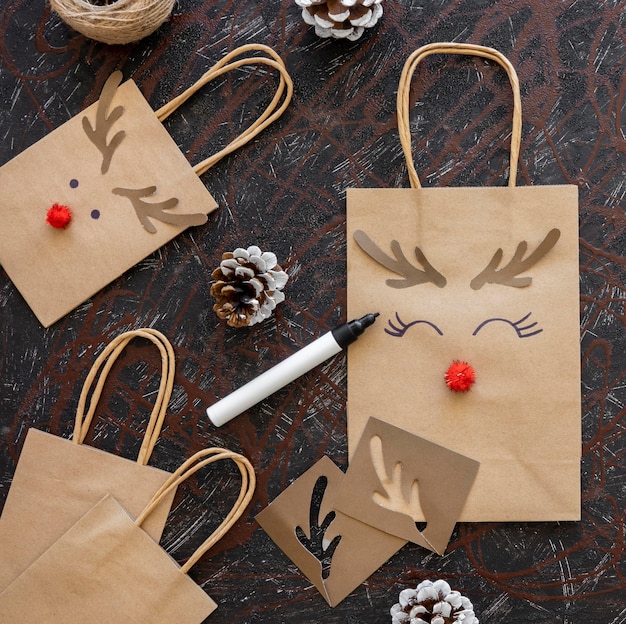 Vista superior de bolsas de papel navideñas con adornos de renos