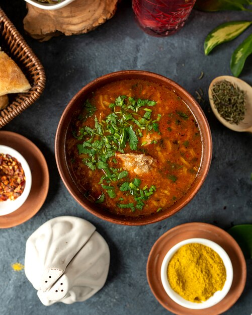 Vista superior de borscht de sopa roja tradicional rusa o ucraniana con carne y verduras