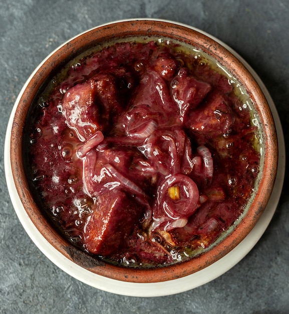 Vista superior de borscht de sopa roja tradicional rusa o ucraniana con carne y verduras