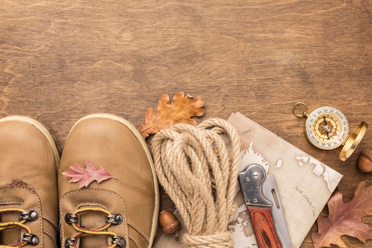 Foto gratuito vista superior de botas con espacio de copia y hojas de otoño