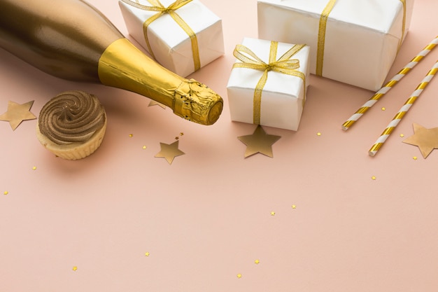Foto gratuita vista superior botella de champagne con regalos