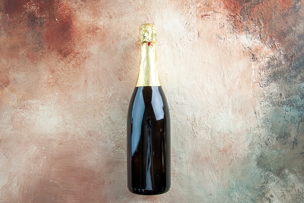 Vista superior botella de champán en color claro beber alcohol foto fiesta de año nuevo