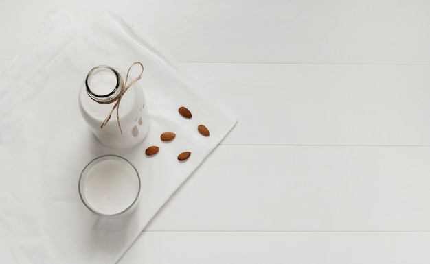 Vista superior botella de leche fresca con espacio de copia