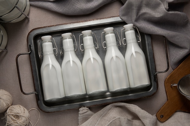 Foto gratuita vista superior botella de leche naturaleza muerta