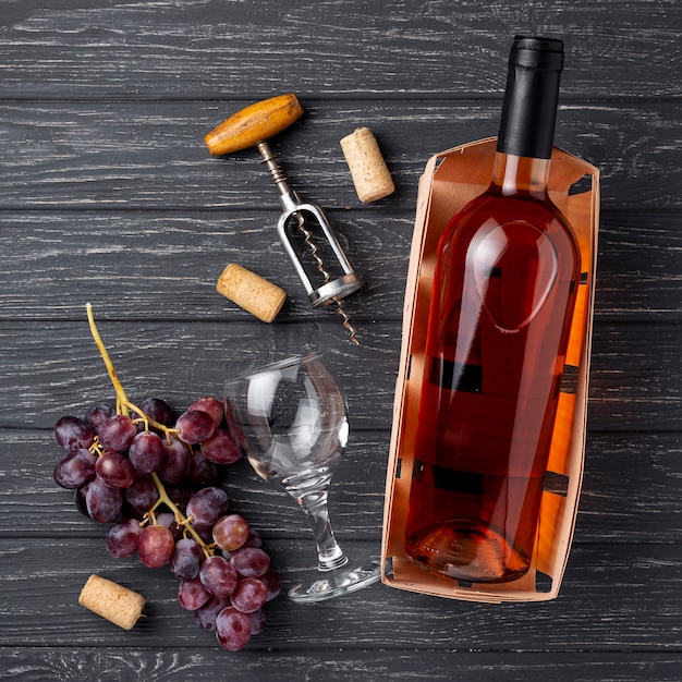 Vista superior botella de vino hecho de uvas orgánicas
