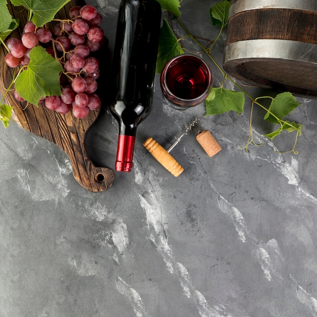 Vista superior botella de vino sobre fondo de mármol