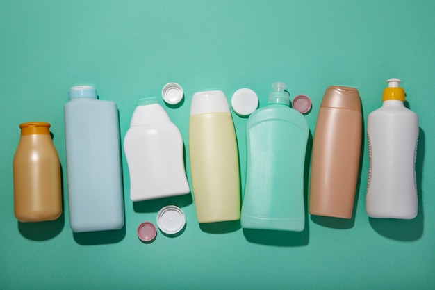Foto gratuita vista superior de botellas de plástico sobre fondo verde