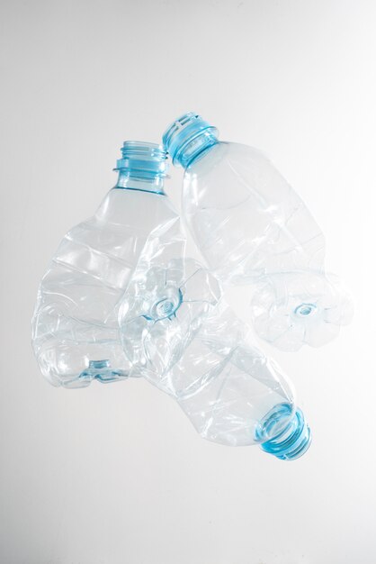 Vista superior de botellas de plástico