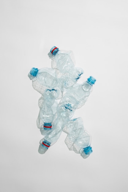Vista superior de botellas de plástico