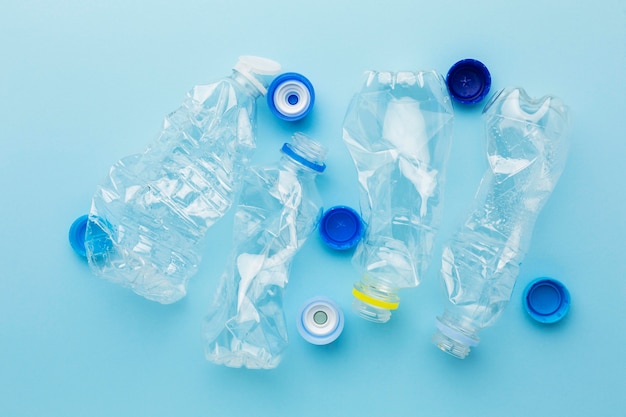 Vista superior de botellas y tapas de residuos de plástico.