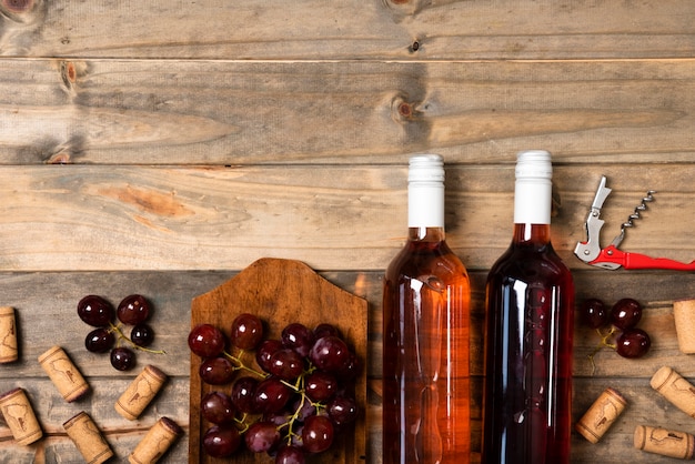 Foto gratuita vista superior de botellas de vino con fondo de madera