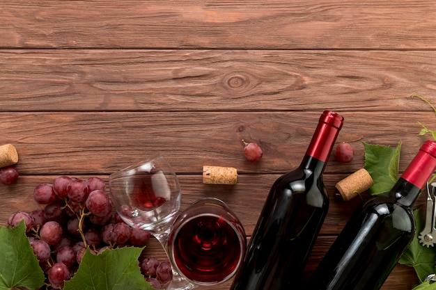 Vista superior botellas de vino sobre fondo de madera