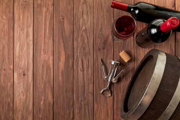Vista superior botellas de vino sobre fondo de madera