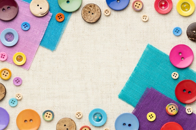 Vista superior de botones de colores en piezas de tela